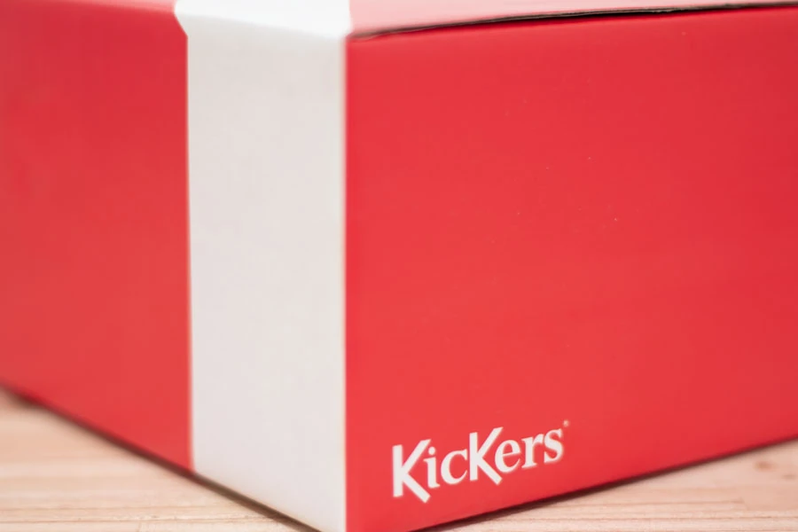 Detalle de caja de packaging en cartón microcorrugado