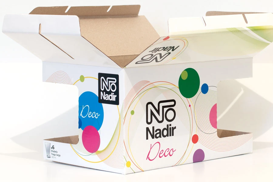 Caja de packaging abierta en cartón microcorrugado