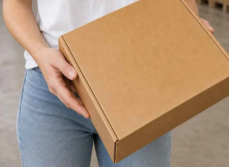 Caja de ecommerce abierta durante la desarrollo del pedido